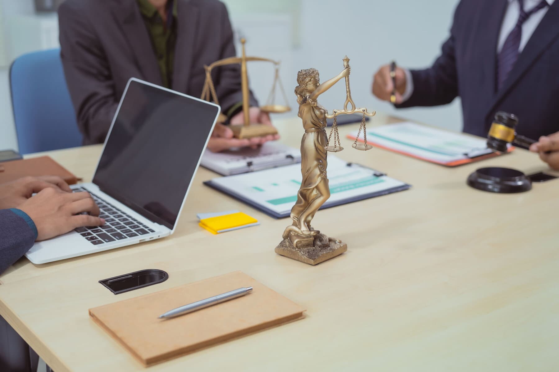 Deskundigenoverleg met vrouwe Justitia